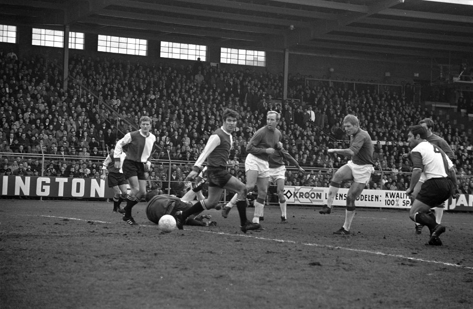 Ajax tegen Feijenoord 1-2 (bekercompetitie) Tonny Bronk scoort, Bestanddeelnr 922-1863