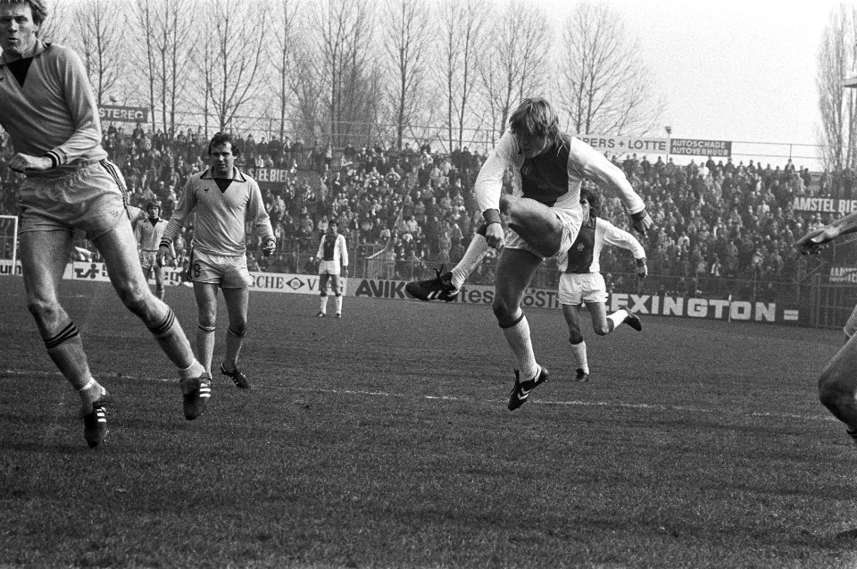 Ajax tegen FC Twente 3-2 nr 12 Arnessen (Ajax) kopt, Bestanddeelnr 930-7393