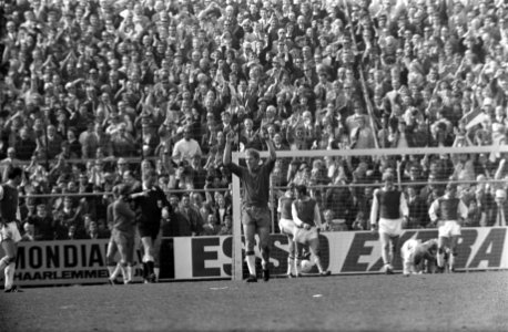 Ajax tegen FC Twente 2-0 Johan Cruijff op reservebank, Bestanddeelnr 922-3601