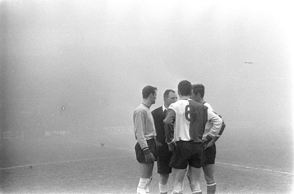 Ajax tegen Feyenoord, scheidsrechter Dorpmans, keeper Bals, Haak en Kraay overle, Bestanddeelnr 921-0096