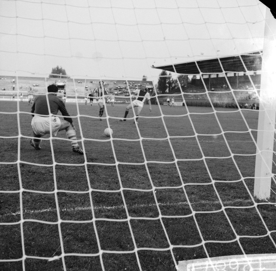 Ajax tegen FC Zurich . Aanval van Henk Groot, Bestanddeelnr 912-6871