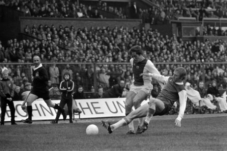 Ajax tegen Feyenoord 0-1, spelmomenten, nr 14a Haan in actie (l), Bestanddeelnr 927-7956