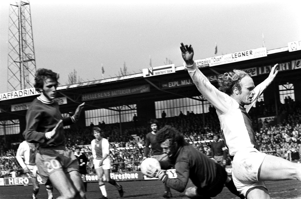 Ajax tegen FC Utrecht 3-0, Geels (r) in duel met keeper Henriks, Bestanddeelnr 927-8221