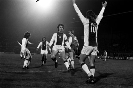 Ajax tegen Feyenoord, vlnr Neeskens, Cruijff, Israel, Paele en Rep, Bestanddeelnr 926-2587