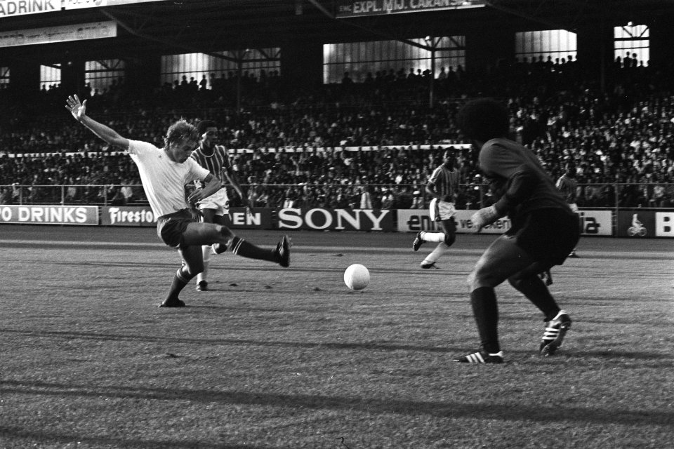 Ajax tegen FC Robinhood 4-3, Schoenaker in duel met keeper Leilis, Bestanddeelnr 928-7077