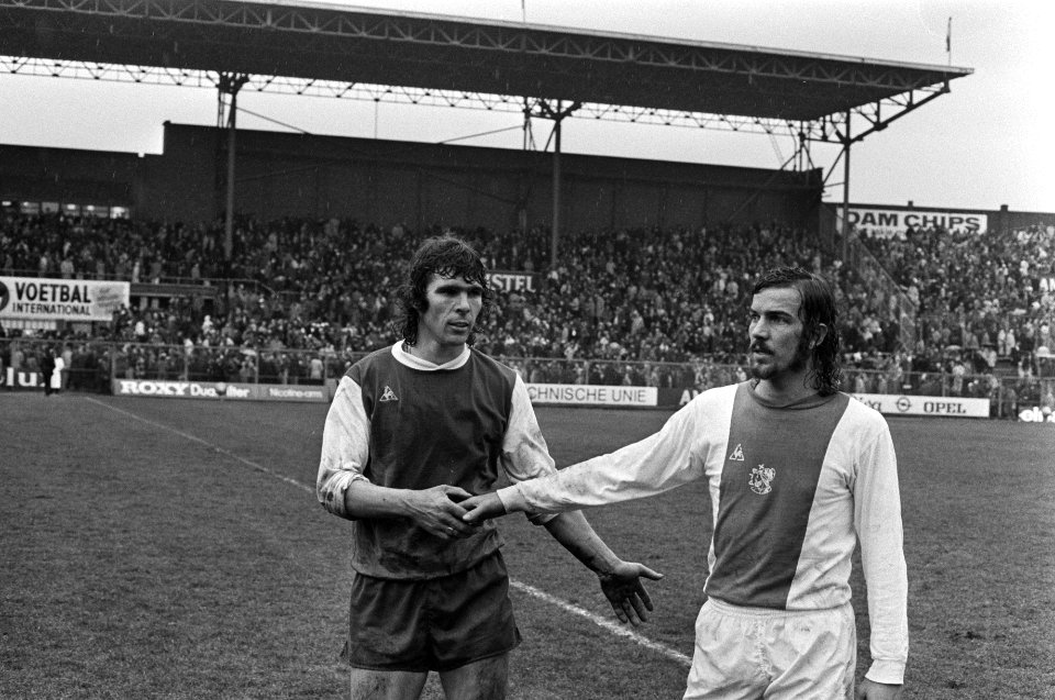Ajax tegen Feyenoord 0-1, Rene Notten (r) feliciteert Van Hanegem na afloop, Bestanddeelnr 927-7955