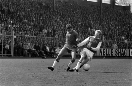 Ajax tegen FC Twente 2-0 Sjaak Swart (links) in duel met Jan Jeuring, Bestanddeelnr 922-3598