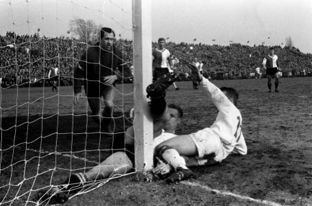 Ajax tegen Feijenoord 1-3. Kerkum in benarde positie, naast Peet Petersen , Piet, Bestanddeelnr 914-9638