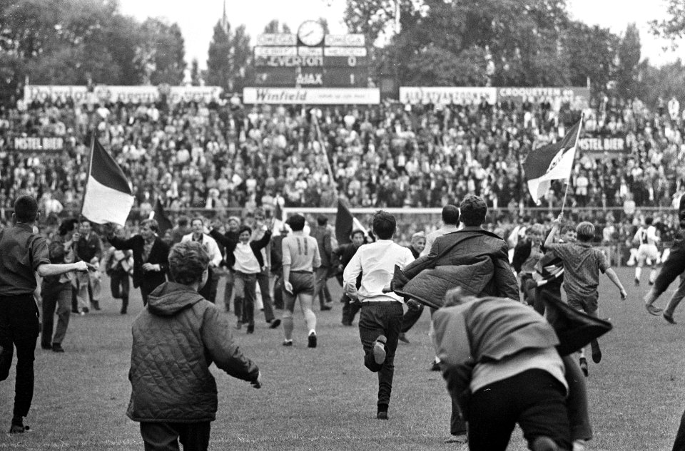 Ajax tegen Everton. Jeugdige Ajax-supporters rennen veld op, Bestanddeelnr 920-5840