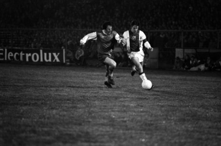Ajax tegen Feyenoord, Schneider (l) en Cruijff (r), Bestanddeelnr 926-2593