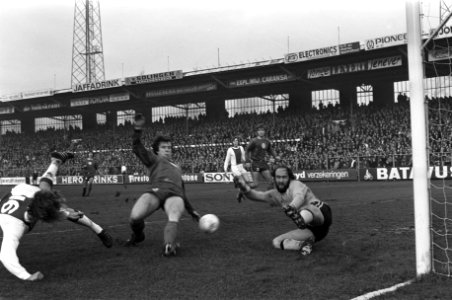 Ajax tegen MVV 4-0, v.l.n.r. in aktie Rep, Pleumeekers, en keeper Matthijsen, Bestanddeelnr 926-1084