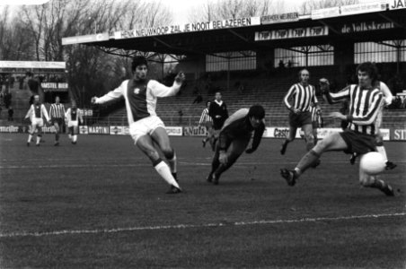 Ajax tegen Eindhoven 7-0 (KNVB-beker), Ling (l) scoort tweede doelpunt, Bestanddeelnr 929-5007