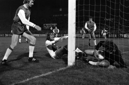 Ajax tegen Feyenoord, keeper Reitsma en Israel, Neeskens aktie, Bestanddeelnr 926-2588