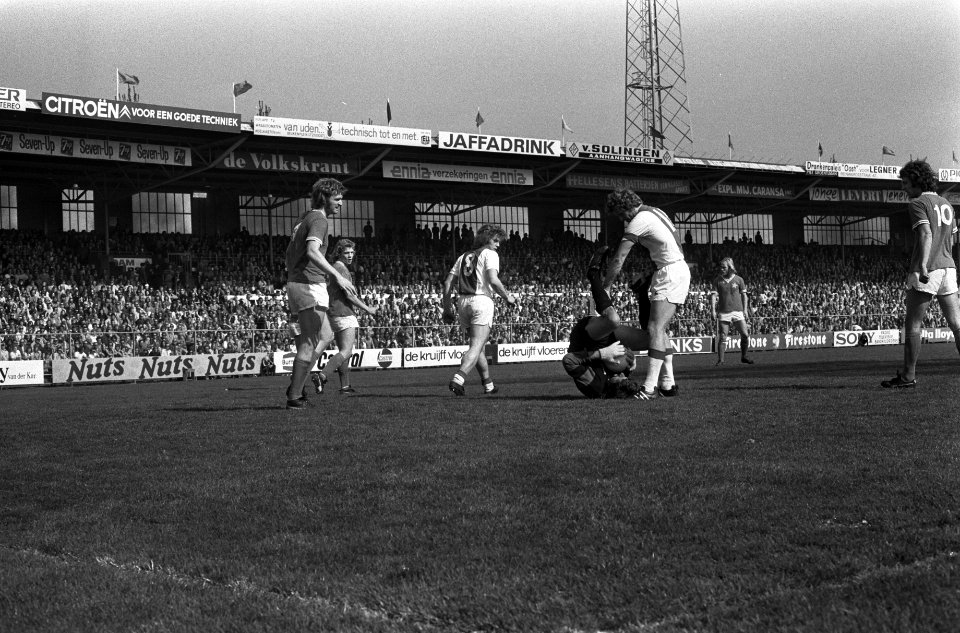 Ajax tegen MVV 4-1, Piet Keizer houdt keeper Körver (l) aan benen vast, Bestanddeelnr 927-1137