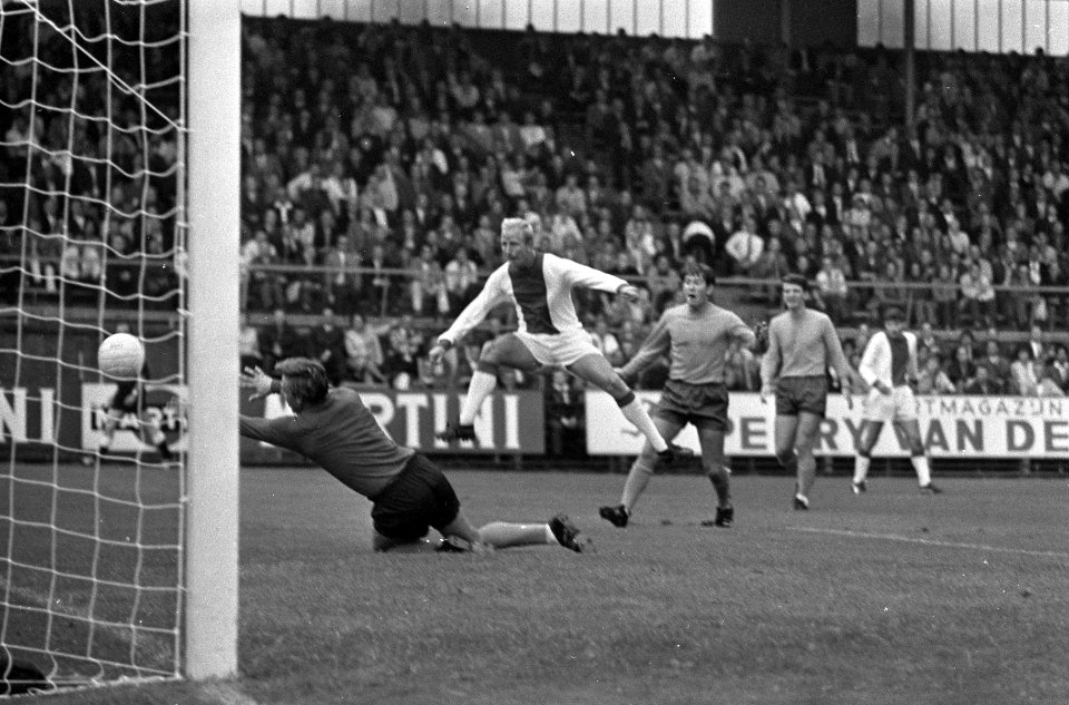Ajax tegen Everton. Henk Groot in aktie, nummer 16 Cruijff in aktie, Bestanddeelnr 920-5837