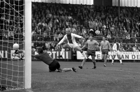 Ajax tegen Everton. Henk Groot in aktie, nummer 16 Cruijff in aktie, Bestanddeelnr 920-5837