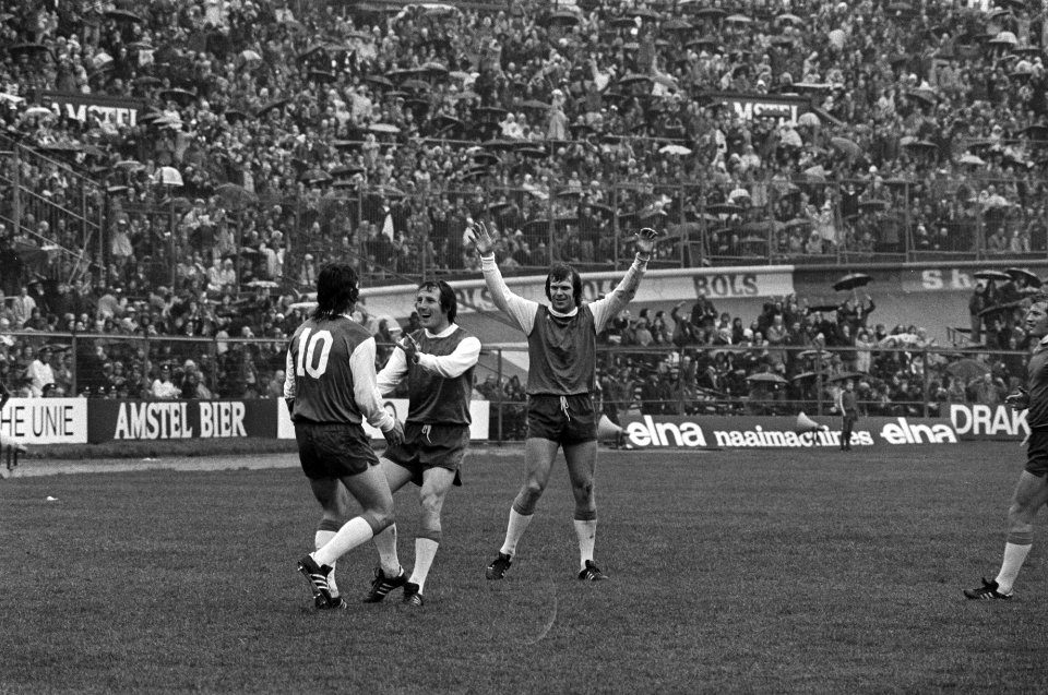 Ajax tegen Feyenoord 0-1, Van Hanegem heeft gescoord, De Jong (r) en Schneider l, Bestanddeelnr 927-7954