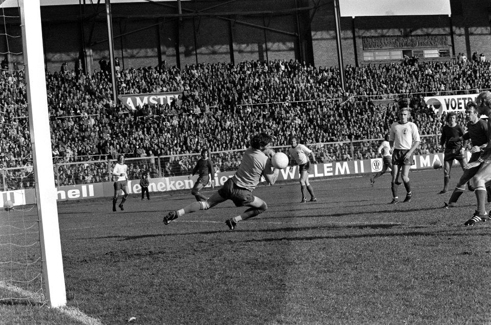 Ajax tegen FC Amsterdam 2-1, vlnr Haan, Mulder, Geels (scorend), Jongbloed g, Bestanddeelnr 927-5104