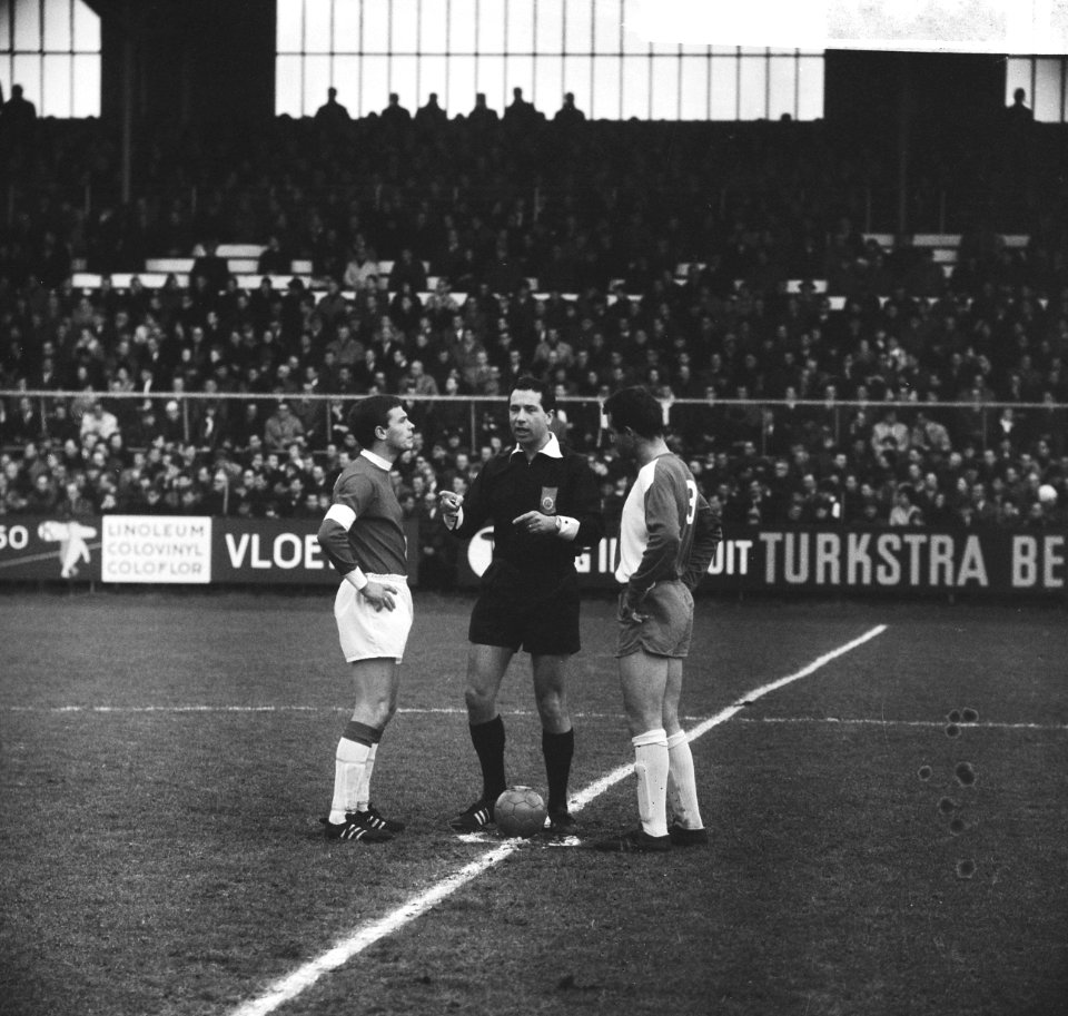 Ajax tegen Elinkwijk 7-0, aanvoerder Frits Soetekouw van Ajax , scheidsrechter S, Bestanddeelnr 918-7306