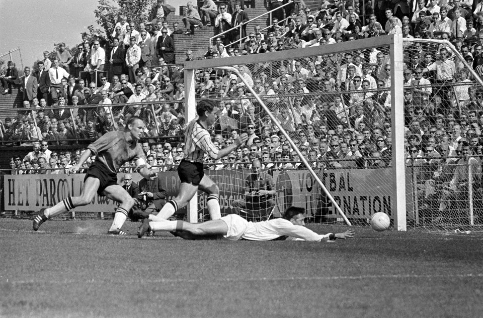 Ajax tegen NAC 4-1, Johan Cruijff op de grond liggend scoort eerste goal Ajax, l, Bestanddeelnr 919-4662