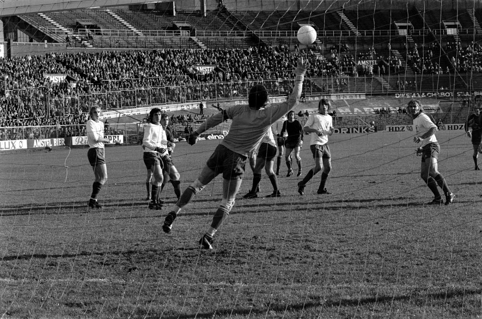 Ajax tegen FC Amsterdam 2-1, Mühren scoort, Jongbloed reikt naar de bal, Jongblo, Bestanddeelnr 927-5106