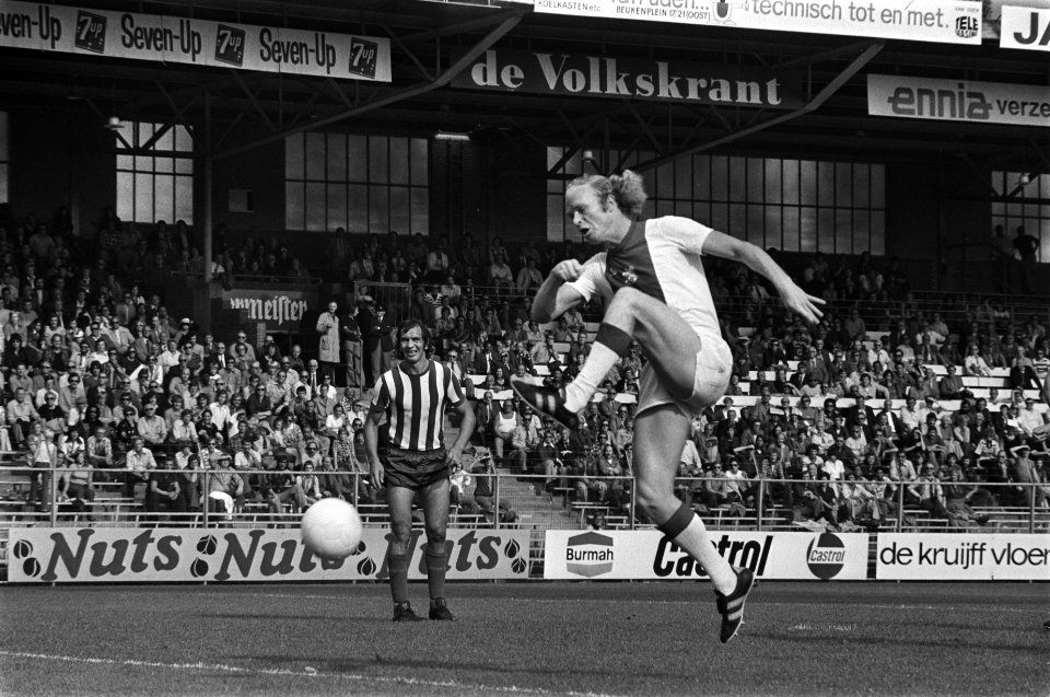 Ajax tegen Eindhoven 3-2, Ruud Geels in aktie voor het doel, Bestanddeelnr 928-7892