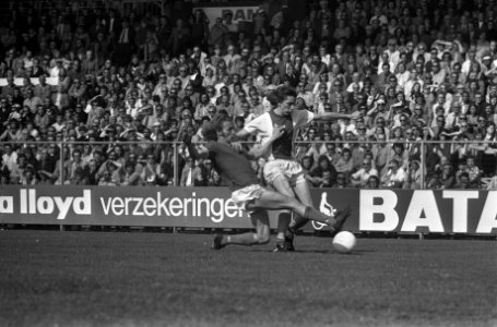 Ajax tegen MVV 4-1, Arnold Mühren in duel met Braam (l), Bestanddeelnr 927-1135