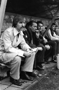Ajax tegen Excelsior 7-2, Aad de Mos (nieuwe trainer van Ajax) en tijdelijke trainer Bobby Haarms op de Ajax-bank, Bestanddeelnr 931-3749