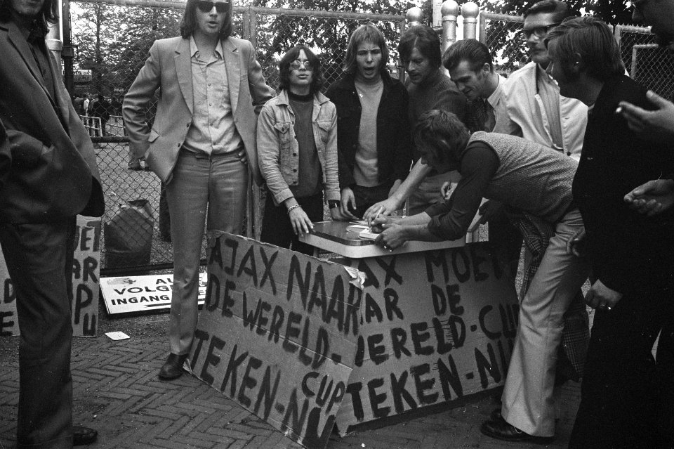 Ajax tegen Excelsior 1-0, handtekeningenactie voor de wedstrijd voor Ajax in Wer, Bestanddeelnr 924-9069