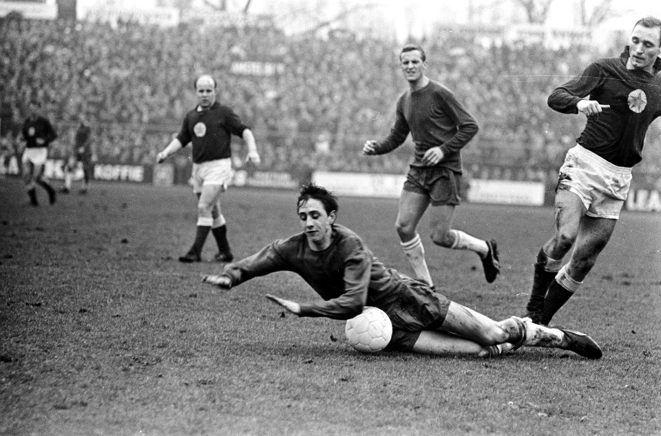 Ajax tegen MVV 8-3, Nemes van MVV laat Cruijff vallen (penalty), Bestanddeelnr 920-0233