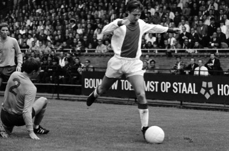 Ajax tegen Everton. Nummer 17 Bennie Muller in aktie, nummer 18 en 20 Cruyf in a, Bestanddeelnr 920-5839