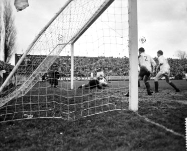 Ajax tegen MVV 4-0, keeper Van Neer in duel met H Groot, Bestanddeelnr 911-9531
