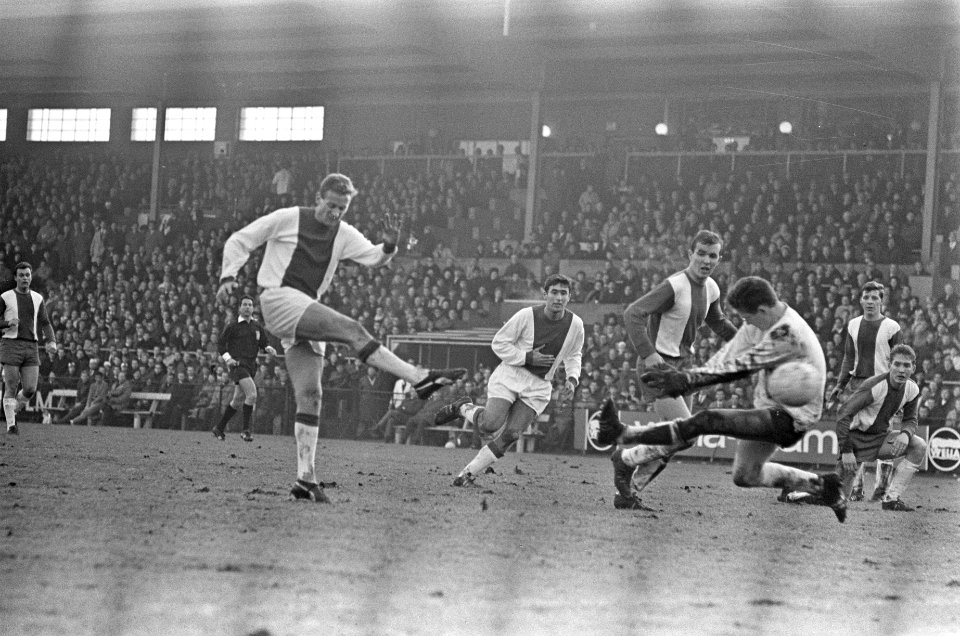 Ajax tegen Elinkwijk 8-0, Klaas Nuninga scoort, Bestanddeelnr 919-9115