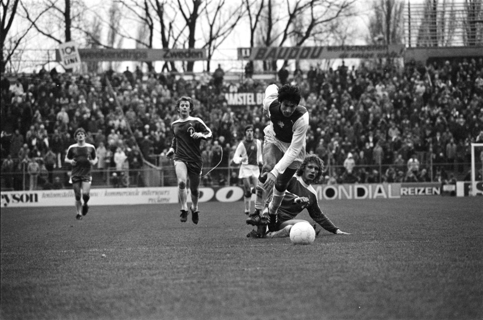 Ajax tegen FC Amsterdam 5-1, Ling passeert De Leeuw, Bestanddeelnr 929-6319