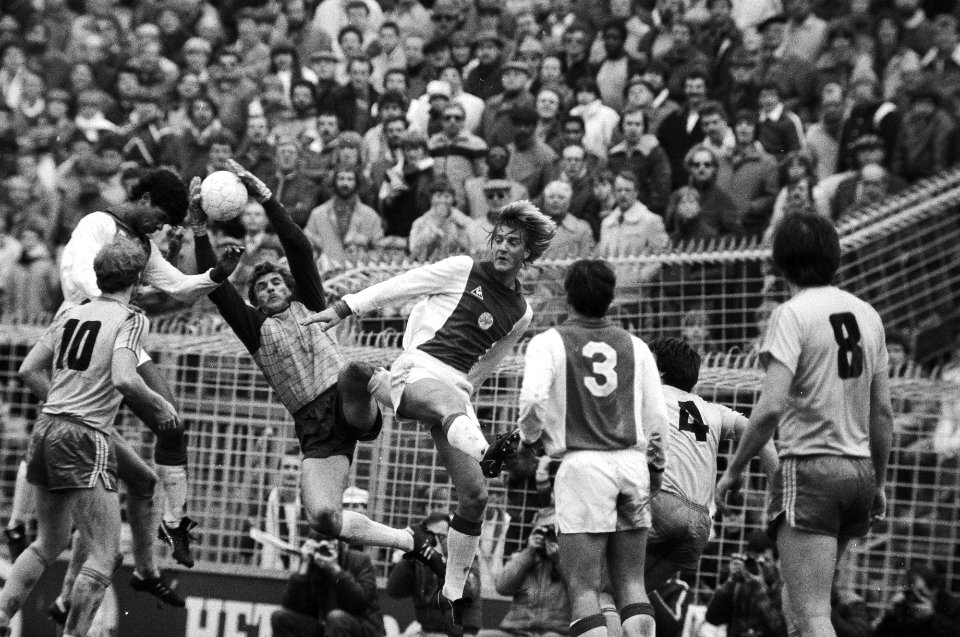 Ajax tegen FC Den Haag 9-1. Den Haag doelman Havenaar wordt belaagd door Kieft (, Bestanddeelnr 932-0557