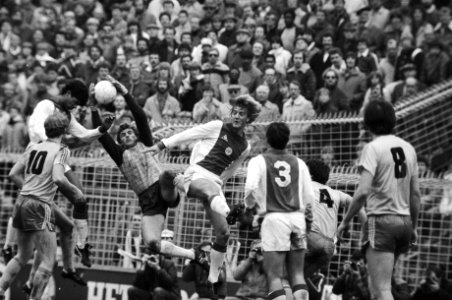 Ajax tegen FC Den Haag 9-1. Den Haag doelman Havenaar wordt belaagd door Kieft (, Bestanddeelnr 932-0557