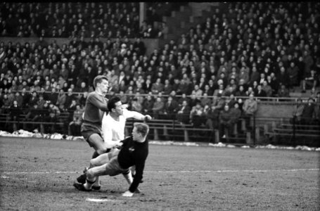 Ajax tegen NAC (2-0) . Links Piet Keizer (Ajax), Bestanddeelnr 913-6876