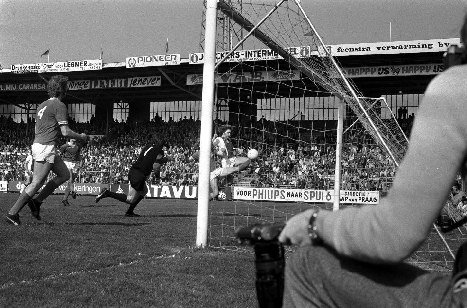 Ajax tegen MVV 4-1, Steffenhagen scoort links doelman Korver, Bestanddeelnr 927-1136