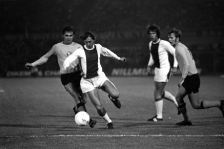 Ajax tegen Dynamo Dresden 2-0, Europa Cup I , Cruijff in actie, rechts Van Dijk, Bestanddeelnr 924-9371 photo