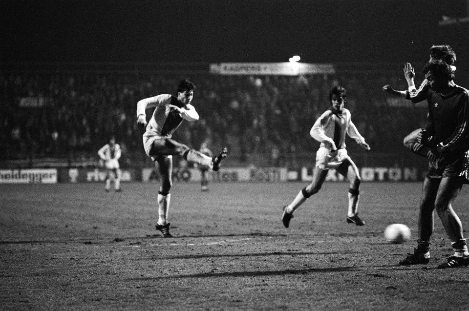 Ajax tegen MVV 6-0 Arnesen scoort het 3e doelpunt, Bestanddeelnr 930-2076