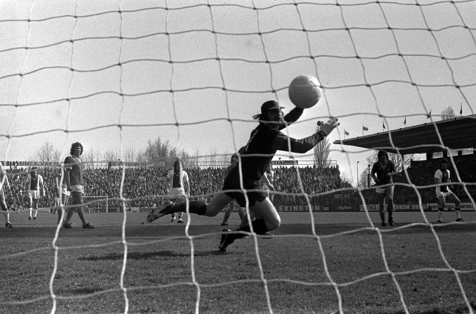 Ajax tegen MVV 4-1, Ruud Krol (rechts) scoort 1-0 (links doelman Korver), Bestanddeelnr 927-1134