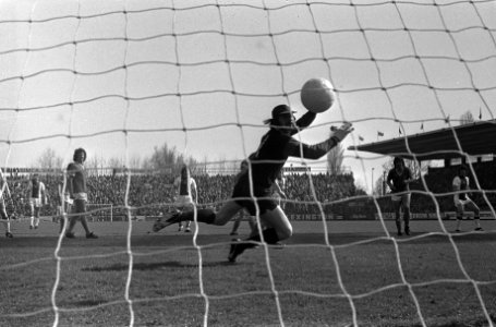 Ajax tegen MVV 4-1, Ruud Krol (rechts) scoort 1-0 (links doelman Korver), Bestanddeelnr 927-1134