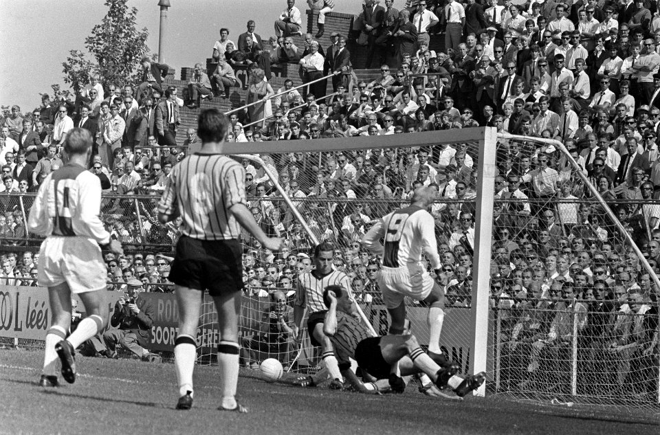 Ajax tegen NAC 4-1, doelworsteling in NAC-doel, Groot (9) heeft ingeschoten, Nun, Bestanddeelnr 919-4663