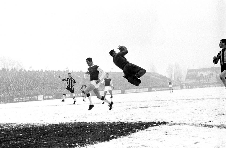 Ajax tegen NAC 2-2 Spelmoment Pellemans (NAC), Luyten (NAC), Cees Groot , Veste, Bestanddeelnr 915-8730