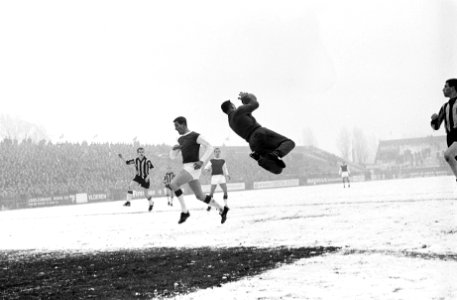 Ajax tegen NAC 2-2 Spelmoment Pellemans (NAC), Luyten (NAC), Cees Groot , Veste, Bestanddeelnr 915-8730