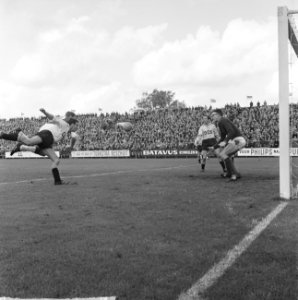 Ajax tegen DOS 6-1 Spelmoment Cees Groot in aktie, Bestanddeelnr 915-6296