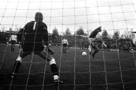 Ajax tegen NAC 2-1. Swart en Cruijff in aktie (slecht), Bestanddeelnr 922-9563