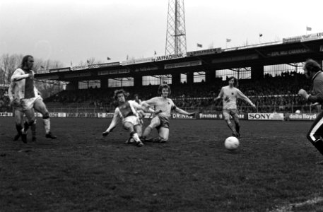 Ajax tegen MVV 4-2, Johnny Rep (l) scoort 4-2, Bestanddeelnr 927-6748