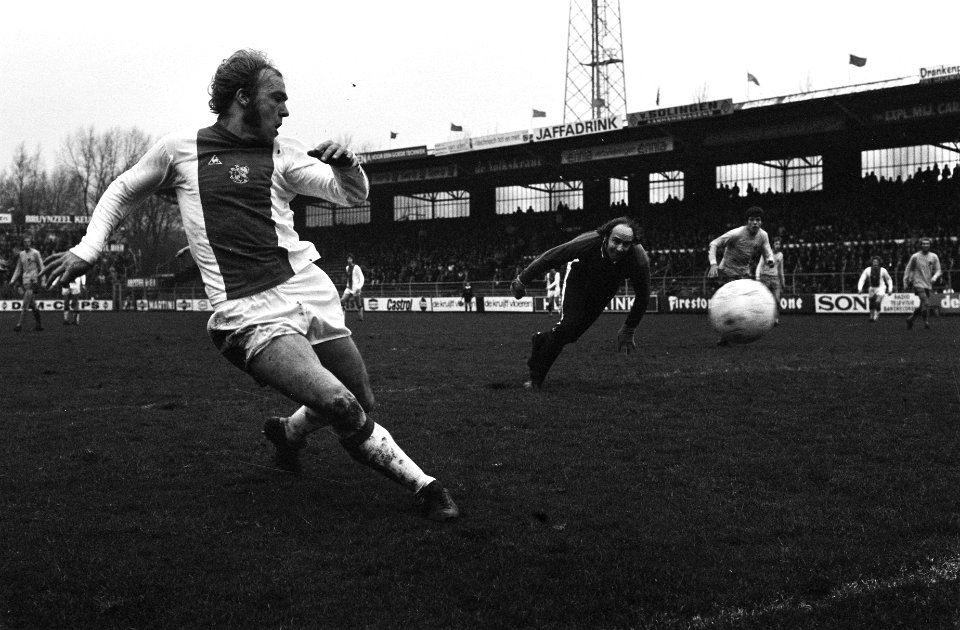 Ajax tegen MVV 4-2, Brokamp scoort 3-2, rechts keeper Mathijssen, Bestanddeelnr 927-6749