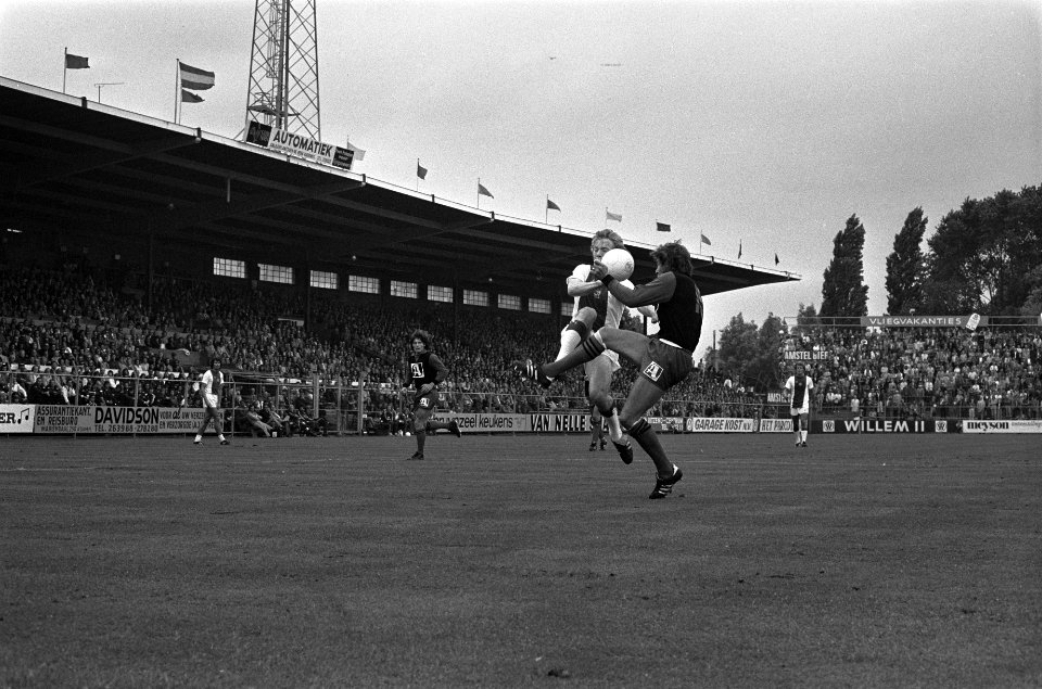 Ajax tegen Excelsior 2-0, Van Santen (Ajax) in duel met Israel (Excelsior), Bestanddeelnr 927-4234